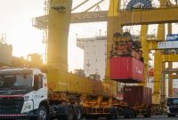 Kegiatan bongkar muat peti kemas di salah satu terminal Pelabuhan Tanjung Perak, Surabaya, Senin (2/2/2026). (Foto Dok Ho/Nul-RadarBangsa.co.id)