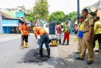 Petugas Satgas Jalan Berlubang menambal ruas Jalan Kepiting, Banyuwangi, Kamis (5/2/2026). (Foto Dok Ho/Nul-RadarBangsa.co.id)