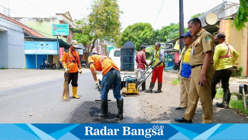 Petugas Satgas Jalan Berlubang menambal ruas Jalan Kepiting, Banyuwangi, Kamis (5/2/2026). (Foto Dok Ho/Nul-RadarBangsa.co.id)