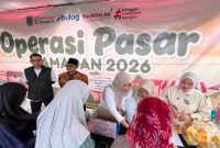 Ratusan warga mengantri di gerai Operasi Pasar Ramadan Pasuruan, Jumat (27/2/2026). (Foto Dok Ho/RadarBangsa.co.id)