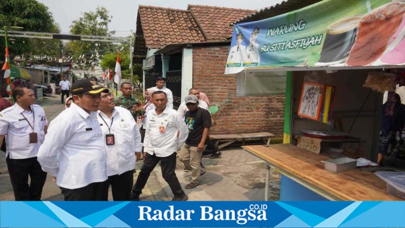 Bupati Sidoarjo, Subandi, meninjau langsung proses renovasi Warung Rakyat dalam program pemberdayaan UMKM dan penguatan ekonomi kerakyatan di Kabupaten Sidoarjo, Rabu (11/2/2026). (Foto Dok Ho/RadarBangsa.co.id)     