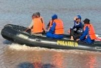 Tim gabungan Polri, Basarnas, dan BPBD melakukan pencarian korban tenggelam di Sungai Bengawan Solo, Lamongan, Rabu (4/2/2025). (Foto Dok Ho/Nul-RadarBangsa.co.id)