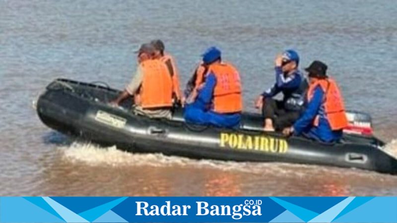 Tim gabungan Polri, Basarnas, dan BPBD melakukan pencarian korban tenggelam di Sungai Bengawan Solo, Lamongan, Rabu (4/2/2025). (Foto Dok Ho/Nul-RadarBangsa.co.id)
