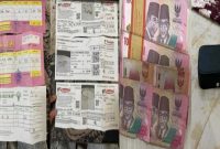 Petugas Polres Lamongan menunjukkan barang bukti kasus pencurian emas di Katemas, Jumat (28/2/2026). (Foto Dok Ho/RadarBangsa.co.id)