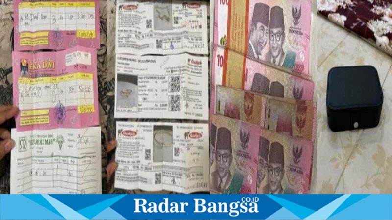 Petugas Polres Lamongan menunjukkan barang bukti kasus pencurian emas di Katemas, Jumat (28/2/2026). (Foto Dok Ho/RadarBangsa.co.id)