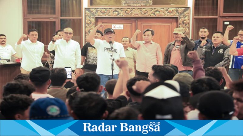  Tim Persid Jember disambut hangat Bupati Gus Fawait di Pendopo Wahyawibawagraha usai lolos 8 Besar Liga 4 Nasional, Sabtu (7/2/2026). (Foto: Dok Ho/Herry-RadarBangsa.co.id) 