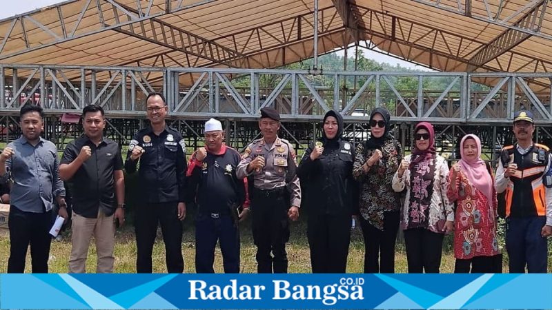 Tim Polda Jatim mengecek kesiapan pengamanan konser Valen DA7 di Stadion Kerapan Sapi Sampang, Kamis (12/2/2026). (Foto Dok Ho/RadarBangsa.co.id)