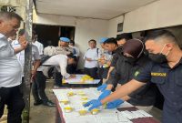 Personel Ditresnarkoba Polda Kalbar menjalani tes urine mendadak di Pontianak, Rabu (25/2/2026). (Foto Dok Ho/RadarBangsa.co.id)