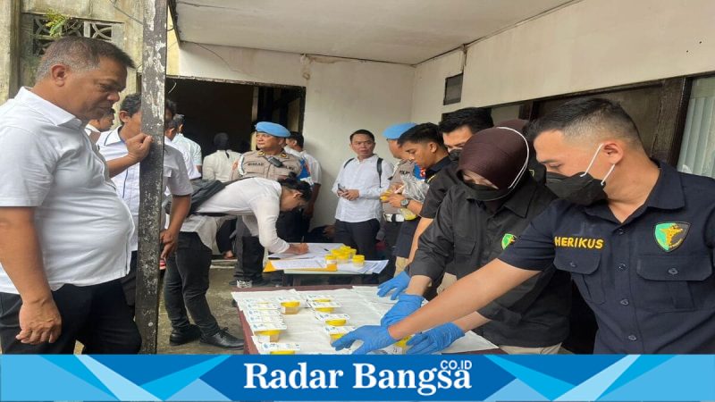 Personel Ditresnarkoba Polda Kalbar menjalani tes urine mendadak di Pontianak, Rabu (25/2/2026). (Foto Dok Ho/RadarBangsa.co.id)