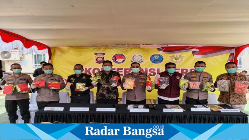 Wakapolda Kalbar memimpin pemusnahan 16 kg sabu di Pontianak, Jumat (27/2/2026). (Foto Dok Ho/RadarBangsa.co.id)
