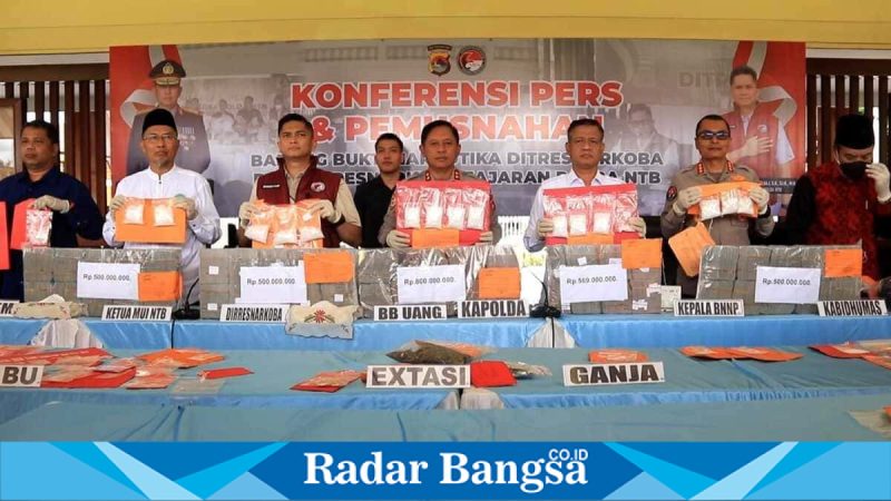 Kapolda NTB Irjen Pol. Edy Murbowo memimpin pemusnahan barang bukti narkotika di Mataram, Kamis (26/2/2026). (Foto Dok Ho/RadarBangsa.co.id)