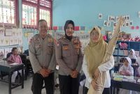 Personel Polda NTB memberikan sosialisasi bahaya bullying dan narkoba kepada siswa SDN 37 Dasan Agung Baru, Mataram, Rabu (18/2/2026). (Foto Dok Ho/RadarBangsa.co.id)
