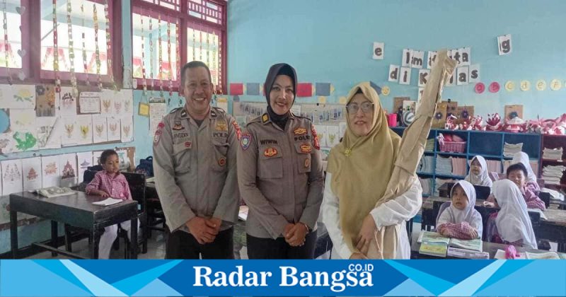 Personel Polda NTB memberikan sosialisasi bahaya bullying dan narkoba kepada siswa SDN 37 Dasan Agung Baru, Mataram, Rabu (18/2/2026). (Foto Dok Ho/RadarBangsa.co.id)