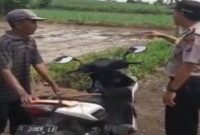 Personel Polsek Tikung patroli dialogis di Dusun Jatilangkir, Desa Wonokromo, Senin (16/2/2026). (Foto Dok Ho/RadarBangsa.co.id)