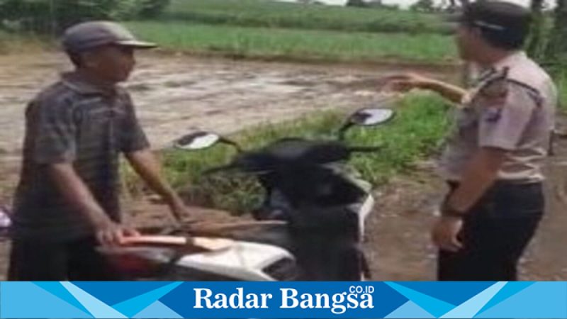 Personel Polsek Tikung patroli dialogis di Dusun Jatilangkir, Desa Wonokromo, Senin (16/2/2026). (Foto Dok Ho/RadarBangsa.co.id)