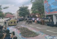 Bupati Jombang dan Kapolres memimpin pemusnahan 12.310 botol miras di Polres Jombang, Rabu (18/2/2026). (Foto Dok Ho/RadarBangsa.co.id)