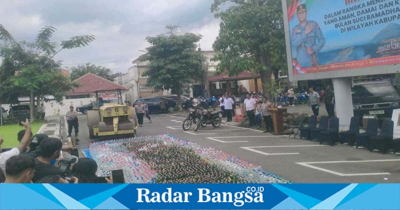 Bupati Jombang dan Kapolres memimpin pemusnahan 12.310 botol miras di Polres Jombang, Rabu (18/2/2026). (Foto Dok Ho/RadarBangsa.co.id)