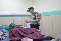 Petugas Polres Lamongan melakukan pengamanan ODGJ di RS Islam Nashrul Ummah, Selasa (24/2/2026). (Foto Dok Ho/RadarBangsa.co.id)