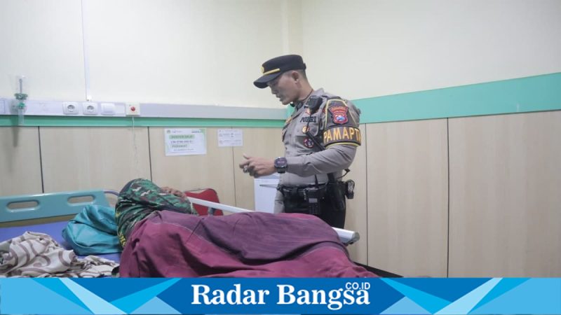 Petugas Polres Lamongan melakukan pengamanan ODGJ di RS Islam Nashrul Ummah, Selasa (24/2/2026). (Foto Dok Ho/RadarBangsa.co.id)
