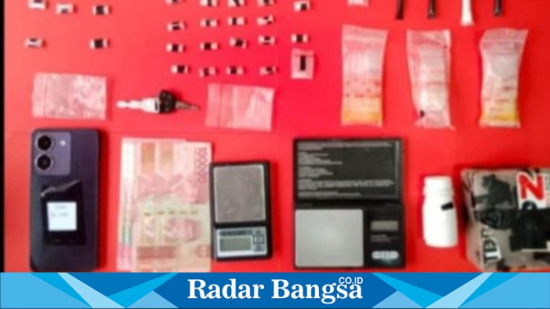 Petugas menunjukkan barang bukti 33 paket sabu hasil ungkap kasus di Paciran, Lamongan, Rabu (25/2/2026). (Foto Dok Ho/RadarBangsa.co.id)