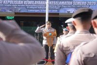 Wakapolres Lamongan Kompol Jodi Indrawan memimpin Apel Gelar Pasukan Operasi Keselamatan Semeru 2026 di Mako Polres Lamongan, Senin (2/2/2026). (Foto Dok Ho/Nul-RadarBangsa.co.id)