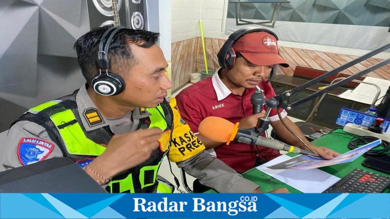 Petugas Satlantas Polres Lamongan memberikan edukasi keselamatan lalu lintas kepada siswa TK dalam Ops Keselamatan Semeru 2026, Senin (3/2/2026). (Foto Dok Ho/Nul-RadarBangsa.co.id)