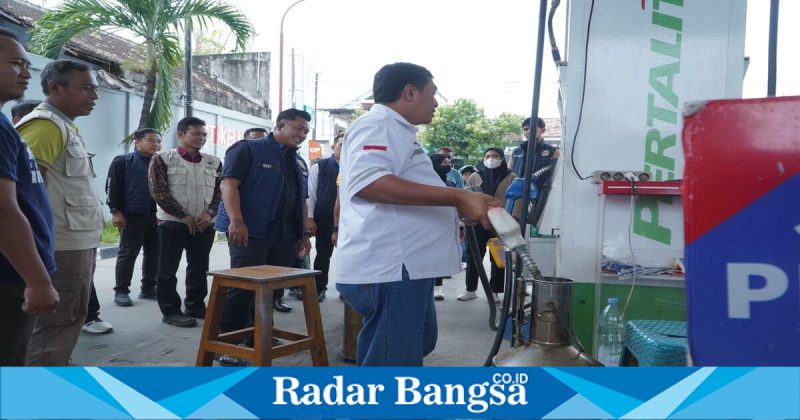 Petugas Polres Lamongan memeriksa tandon dan takaran BBM saat sidak di SPBU Lamongan, Kamis (19/2/2026). (Foto Dok Ho/RadarBangsa.co.id)