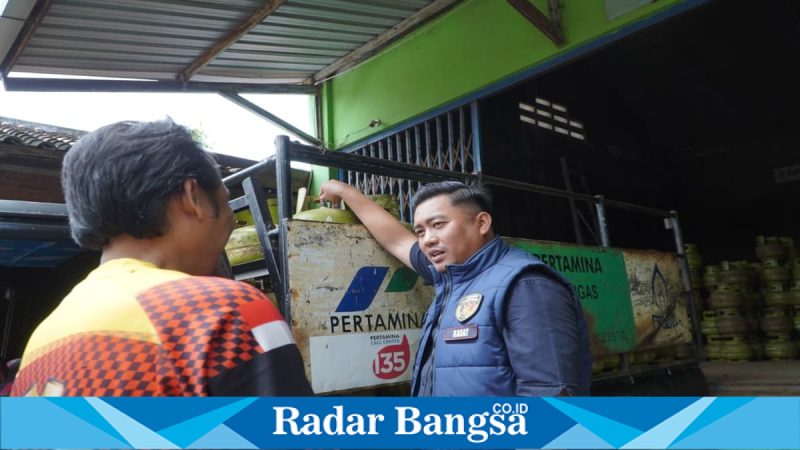 Petugas Polres Lamongan dan Diskoperindag melakukan sidak LPG 3 Kg dan Pertalite di Lamongan, Senin (23/2/2026). (Foto Dok Ho/RadarBangsa.co.id)