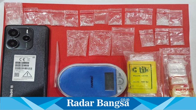 Barang bukti sabu dan alat transaksi diamankan Satresnarkoba Polres Mojokerto Kota, Kamis (12/2/2026). (Foto Dok Ho/RadarBangsa.co.id)