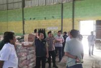 Petugas Polres Pacitan melakukan operasi pasar memantau harga sembako, Jumat (20/2/2026). (Foto Dok Ho/RadarBangsa.co.id)