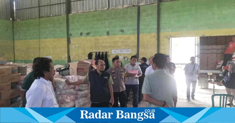 Petugas Polres Pacitan melakukan operasi pasar memantau harga sembako, Jumat (20/2/2026). (Foto Dok Ho/RadarBangsa.co.id)
