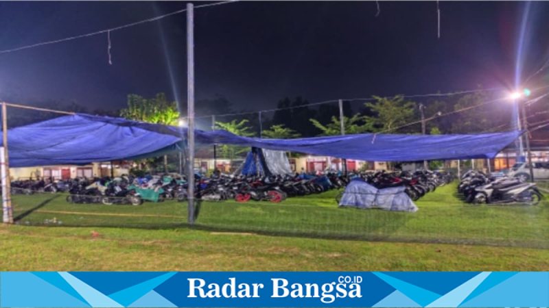 Petugas Polres Pamekasan mengamankan motor tidak standar saat patroli Ramadan, Jumat (20/2/2026). (Foto Dok Ho/RadarBangsa.co.id)