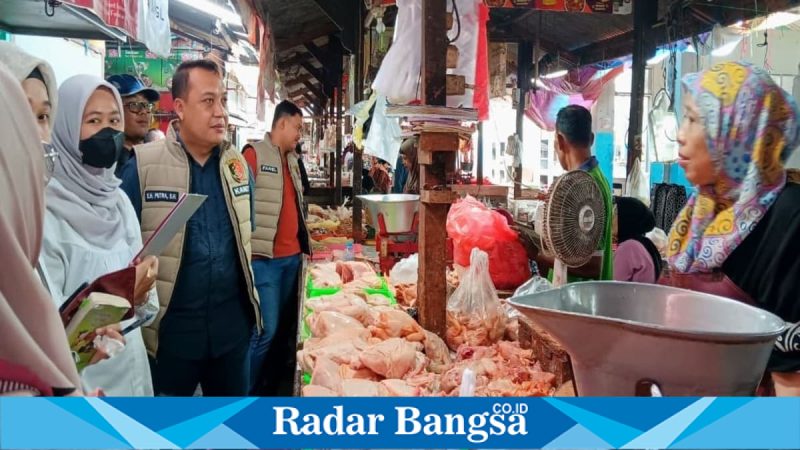 Petugas Satgas Pangan Polres Pasuruan sidak harga bapokting di Pasar Bangil, Sabtu (14/2/2026). (Foto Dok Ho/RadarBangsa.co.id)