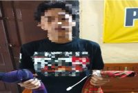 Petugas Polsek Babat mengamankan remaja 17 tahun  dan barang bukti perang sarung di Desa Sogo, Lamongan, Sabtu (21/2/2026). (Foto Dok Ho/RadarBangsa.co.id)