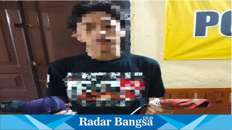 Petugas Polsek Babat mengamankan remaja 17 tahun  dan barang bukti perang sarung di Desa Sogo, Lamongan, Sabtu (21/2/2026). (Foto Dok Ho/RadarBangsa.co.id)