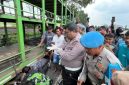 Petugas Polsek Babat dan Satlantas Polres Lamongan mengevakuasi korban kecelakaan di Jalan Raya Babat. (Foto Dok Ho/RadarBangsa.co.id, Sabtu, 14/02/2026)