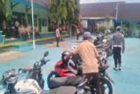 Petugas Polsek Donorojo menertibkan knalpot brong di SMK PGRI Donorojo, Pacitan, Senin (2/2/2026). (Foto Dok Ho/Yuan-RadarBangsa.co.id)
