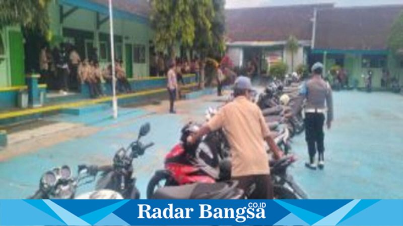 Petugas Polsek Donorojo menertibkan knalpot brong di SMK PGRI Donorojo, Pacitan, Senin (2/2/2026). (Foto Dok Ho/Yuan-RadarBangsa.co.id)