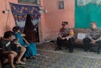 Kapolsek Ngimbang IPTU I Wayan Sumatra menyerahkan paket sembako kepada warga terdampak ekonomi, Sabtu 07/02/2026 (Foto Dok Ho/Nul-RadarBangsa.co.id)
