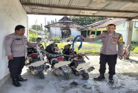 Petugas Polsek Sukodadi mengamankan motor dan sarung diduga untuk perang sarung, Jumat (20/2/2026). (Foto Dok Ho/RadarBangsa.co.id)