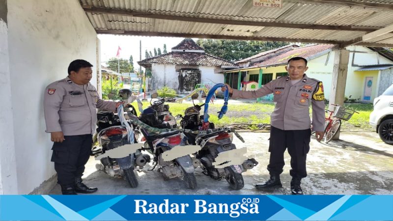Petugas Polsek Sukodadi mengamankan motor dan sarung diduga untuk perang sarung, Jumat (20/2/2026). (Foto Dok Ho/RadarBangsa.co.id)