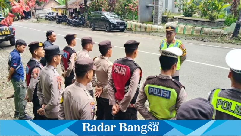 Personel Polsek Tegalombo dan Polres Pacitan melaksanakan penyekatan antisipasi Prapatan Luhur PSHT di Dusun Dondong, Pacitan, Sabtu (7/2/2026). (Foto Dok Ho/Yuan-RadarBangsa.co.id)