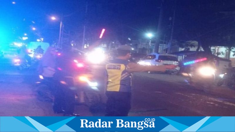 Personel kepolisian melakukan pengamanan Sholat Tarawih di Masjid Namira, Sabtu (28/2/2026). (Foto Dok Ho/RadarBangsa.co.id)