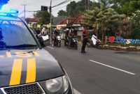 Petugas Polsek Tikung mengatur lalu lintas pagi di Simpang Tiga Pule, Selasa 10 Februari 2026 (Foto Dok Ho/RadarBangsa.co.id)