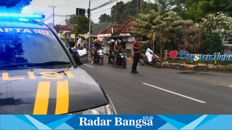 Petugas Polsek Tikung mengatur lalu lintas pagi di Simpang Tiga Pule, Selasa 10 Februari 2026 (Foto Dok Ho/RadarBangsa.co.id)