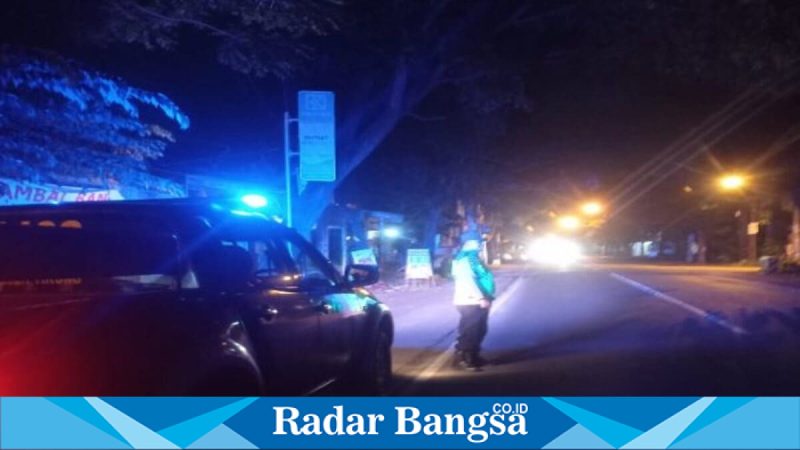 Petugas Polsek Tikung melaksanakan patroli Blue Light di wilayah perbatasan Kecamatan Tikung, Lamongan, Kamis (26/2/2026) dini hari. (Foto Dok Ho/RadarBangsa.co.id)