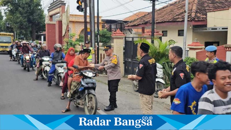 Kapolsek Tikung bersama anggota, perguruan silat dan tokoh masyarakat membagikan takjil kepada pengguna jalan, Sabtu (28/2/2026). (Foto Dok Ho/RadarBangsa.co.id)
