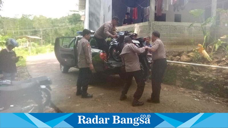 Polsek Tulakan menyita motor knalpot brong di SMPN 2 Tulakan, Senin (2/2/2026). (Foto Dok Ho/Yuan-RadarBangsa.co.id)
