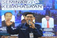Abdur Rohman, Presiden Mahasiswa STKIP PGRI Bangkalan, menunjukkan karya bukunya, Sabtu (7/2/2026). (Foto Dok Ho/Nul- RadarBangsa.co.id)