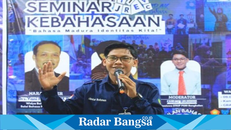 Abdur Rohman, Presiden Mahasiswa STKIP PGRI Bangkalan, menunjukkan karya bukunya, Sabtu (7/2/2026). (Foto Dok Ho/Nul- RadarBangsa.co.id)